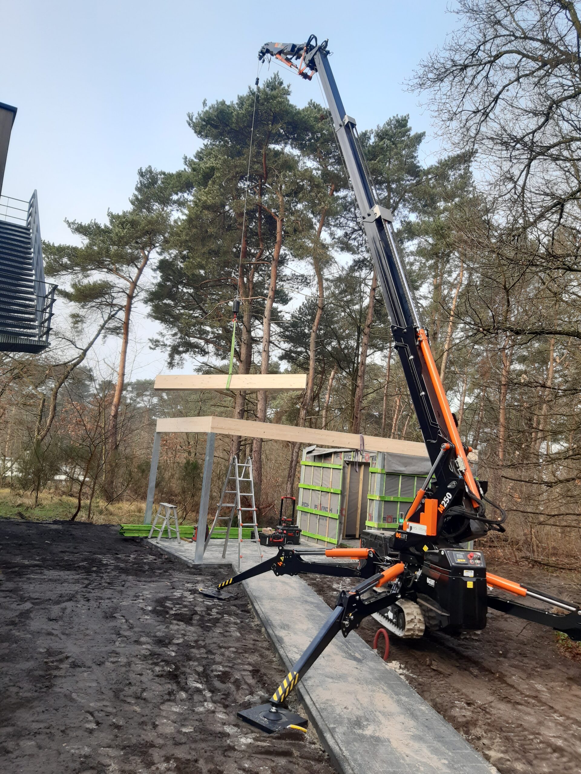 Stalen draagbalk gehesen op werf