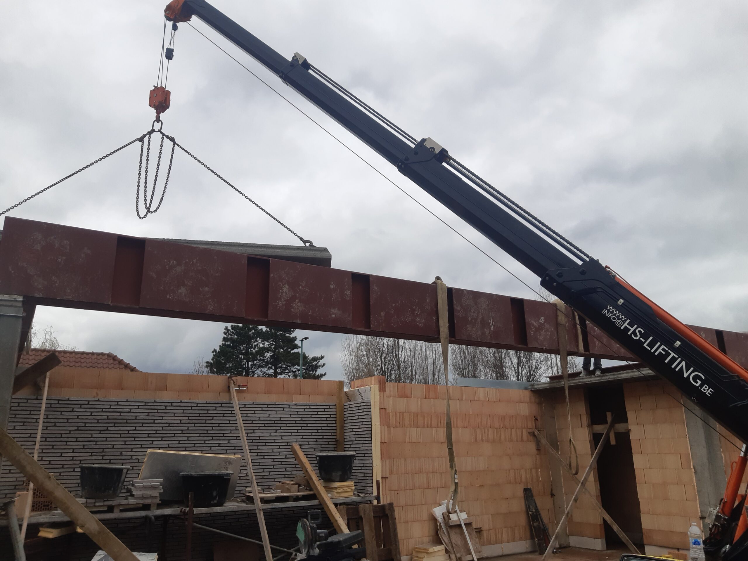 HS-lifting minihijskraan levert bouwmateriaal op hoogte