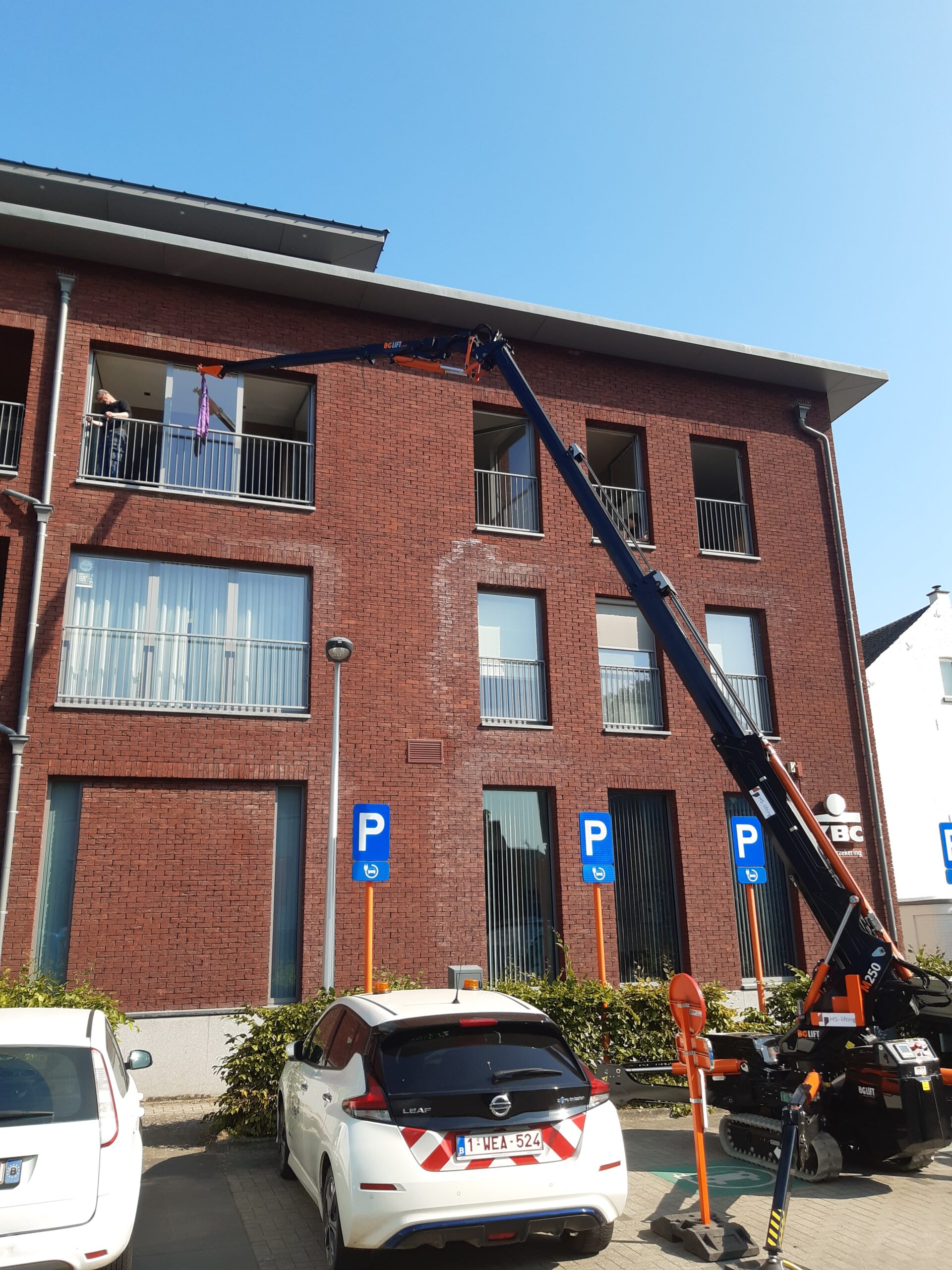 Minihijskraan aan het werk buiten